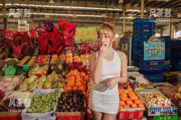 AISS爱丝(钻石版) - 图片中的亚美依：黑色连体衣依然闪闪发光，逛街的刺激感真不错