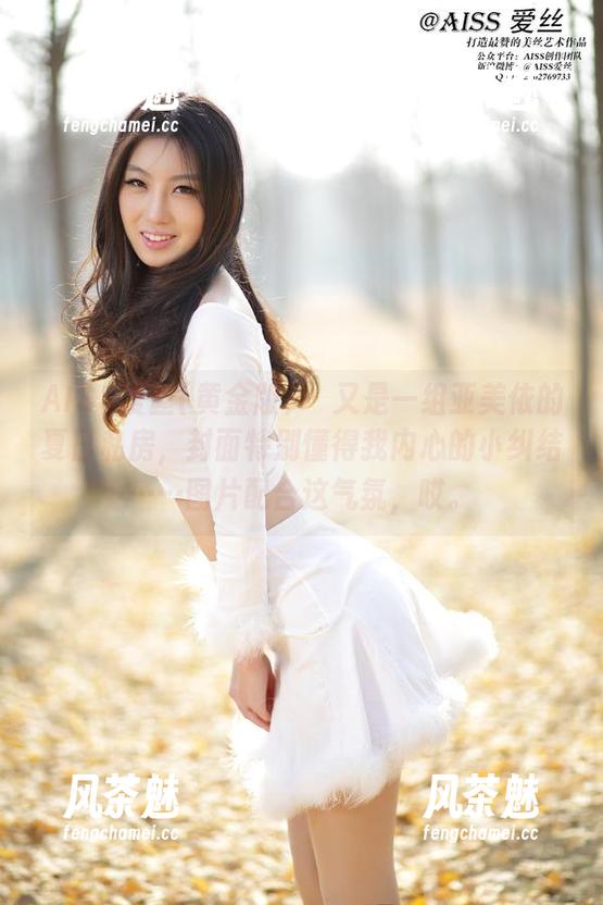 AISS爱丝(黄金版) - 又是一组亚美依的夏日私房，封面特别懂得我内心的小纠结……图片配合这气氛，哎。