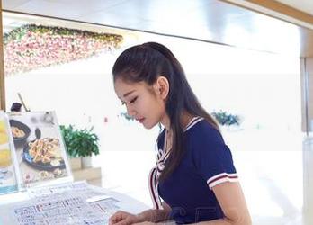 AISS爱丝(黄金版) - 萱萱的逛街秀：精选写真，走出去的理由！