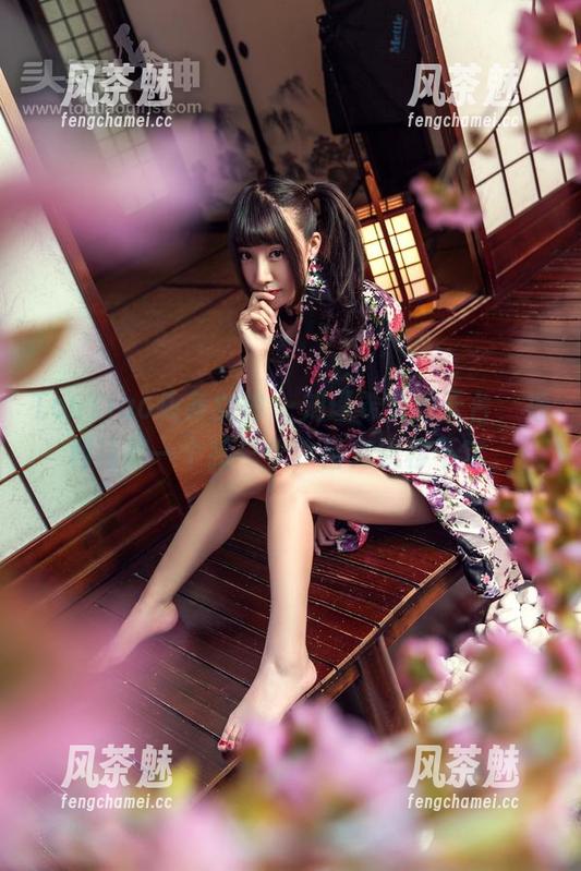 TouTiao头条女神-刘瑾希 TouTiao头条女神 - 刘瑾希梦游天台,福利写真一个接一个,目光飘移不定。