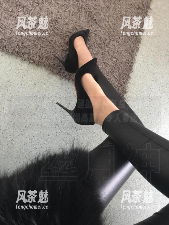 丝月神 微密圈 - 图片中传递的某种气息,丝月神和她的肉色黑绸高跟,令人着迷…