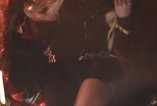 千寻大人与眼镜的组合,造就了一组美图中的小灵动。