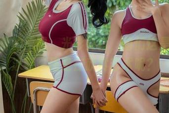 奶桃桃的原图,光影交错,咱们这是在看泳装,还是在欣赏艺术呢?