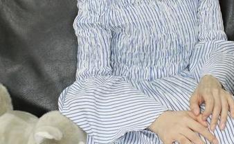 小众视觉 - 小薯条“震撼”红裙福利,这作品里有没有人注意到那深陷的视线?