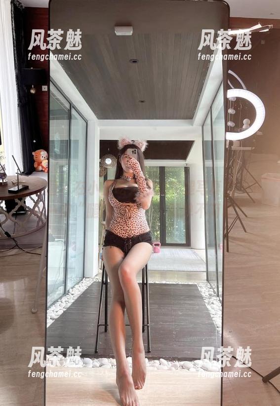 微密圈 - 在小玉吃果冻的美腿写真里，下载一波“腿部时刻”，简单不简单？