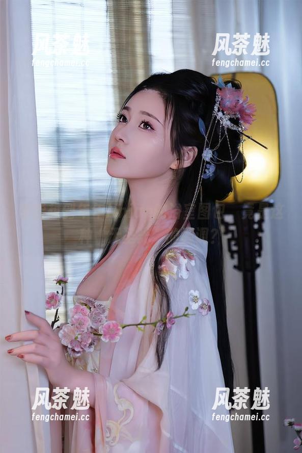 年年Nnian 谁能想到年年Nnian的浴室图包,竟是这种“无圣光”的调调?