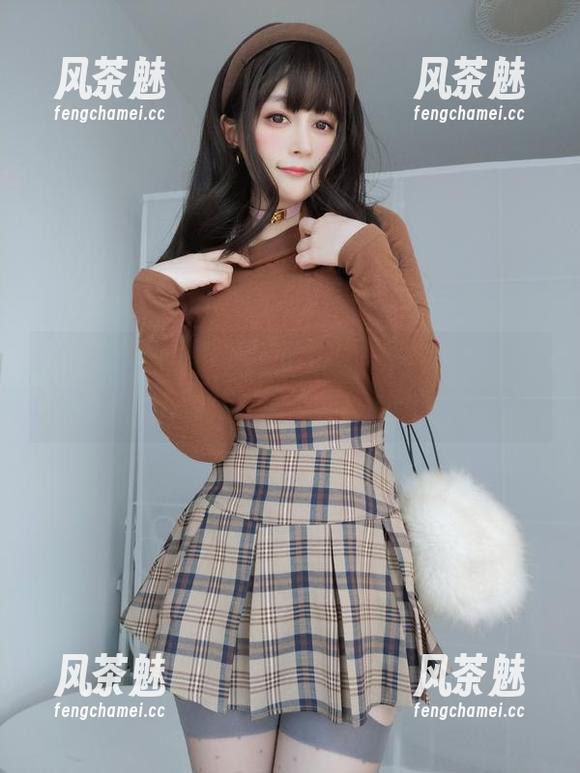在白银81的制服作品集里，原图仿佛在挑衅我的审美极限。