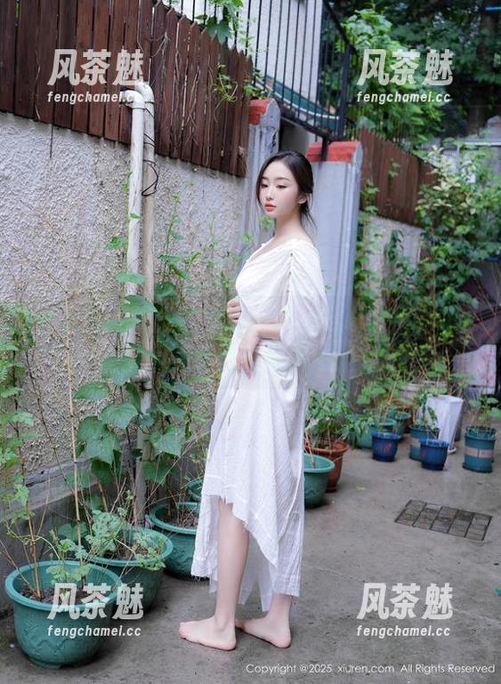 秀人网 - 黑丝的诱惑：Cris_卓娅祺的OL美腿写真集原图