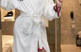 秀人网 - 俞漫的“免费图包”大冒险：内衣界的荒诞剧！