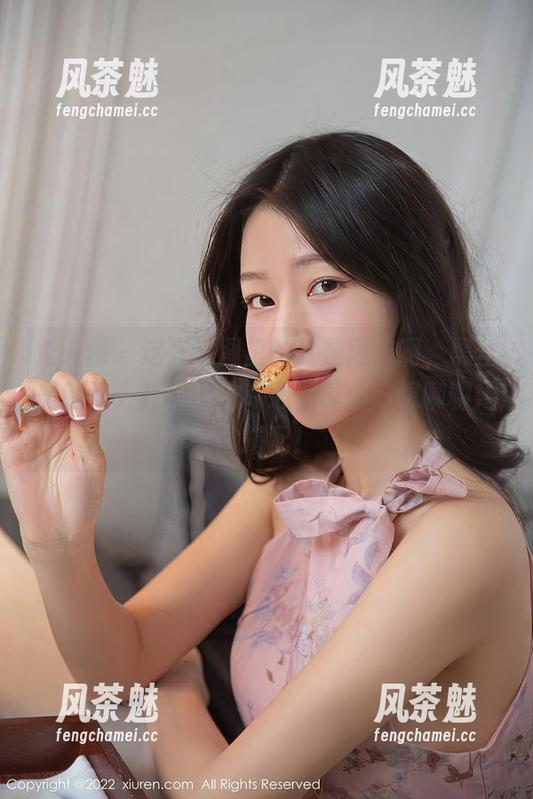 秀人网-就是阿朱啊 秀人网 - 这张原图里的就是阿朱啊,黑丝美腿让人几乎没法专心,真心好想聊聊她的搭配!