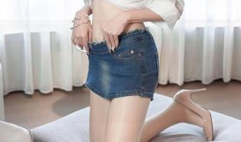 秀人网 - 这张图片里的黄婧GIGI，天台上的光影让我有种想立刻飞过去的冲动。不过……还是先喝杯水吧。