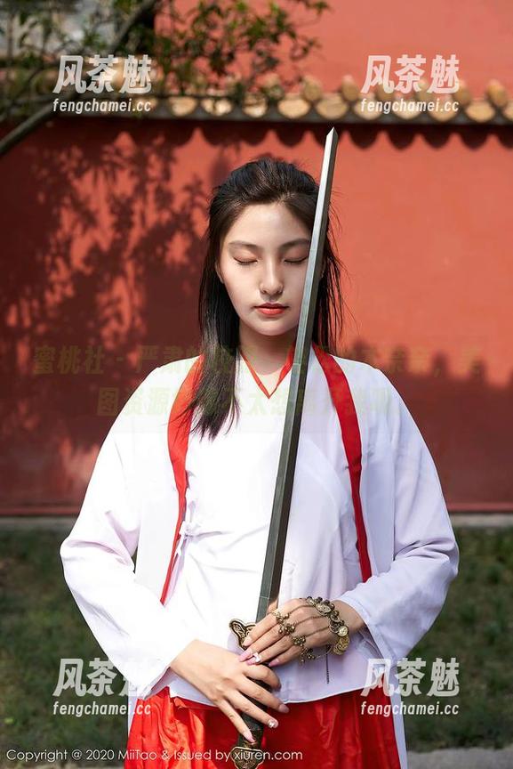 蜜桃社-木奈奈 蜜桃社 - 严肃的校服,轻松的木奈奈,美图资源好像不太想离开我呢。