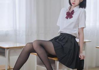 制服图集中,许岚LAN一不小心就成了“时尚教科书”