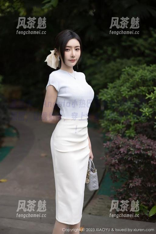 语画界-Angela小热巴 语画界 - Angela小热巴带来的长腿美眉原图,让我觉得,穿上全套还是老实点好!