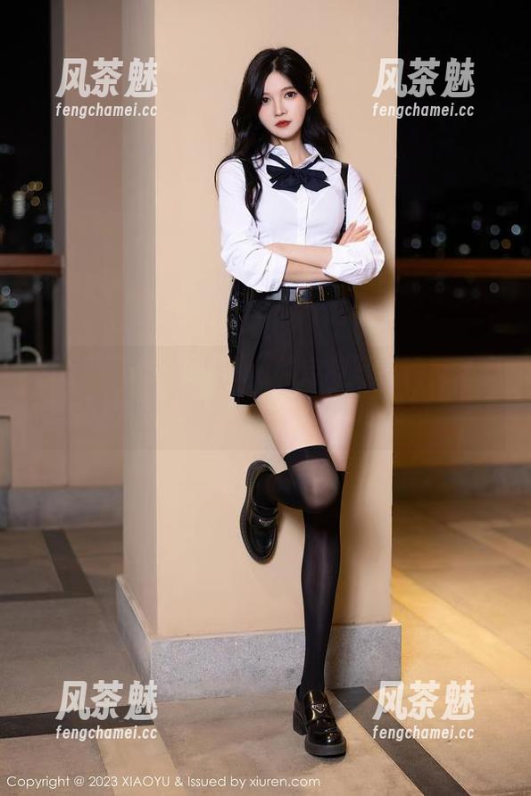 语画界-允儿Claire 语画界 - 允儿Claire的定制写真镂空了我的思绪,“要不要也试试把心镂空?”