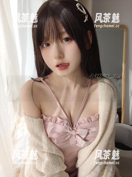 又见美图更新，迷之呆梨裤里丝的新花样，真让人想偷瞄！