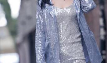魔镜街拍 - 老实说婷婷这白色吊带穿得有多好？黑丝美腿一爆发！原图来啦