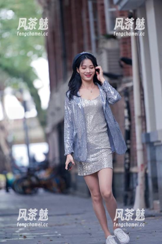 魔镜街拍-婷婷 魔镜街拍 - 老实说婷婷这白色吊带穿得有多好?黑丝美腿一爆发!原图来啦