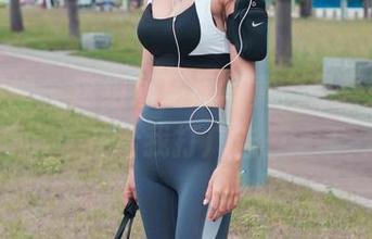 魔镜街拍 - 这组双马尾写真，曼曼明明是在给我打广告…