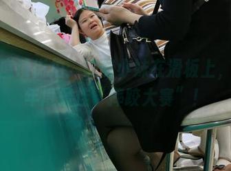 最新魔镜街拍：热裤小妹在滑板上，上演年度最佳“摔跤大赛”！