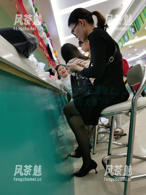 最新魔镜街拍：热裤小妹在滑板上，上演年度最佳“摔跤大赛”！