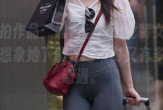 魔镜街拍作品：黑色丝袜职业装女郎，让人不禁想象她下班去超市时又有多少奇葩遭遇。
