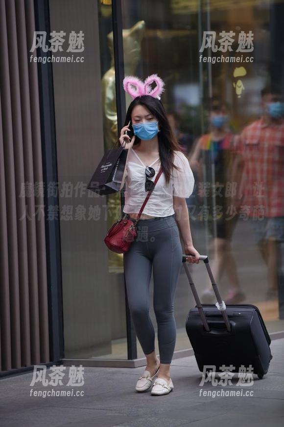 魔镜街拍 魔镜街拍作品:黑色丝袜职业装女郎,让人不禁想象她下班去超市时又有多少奇葩遭遇。