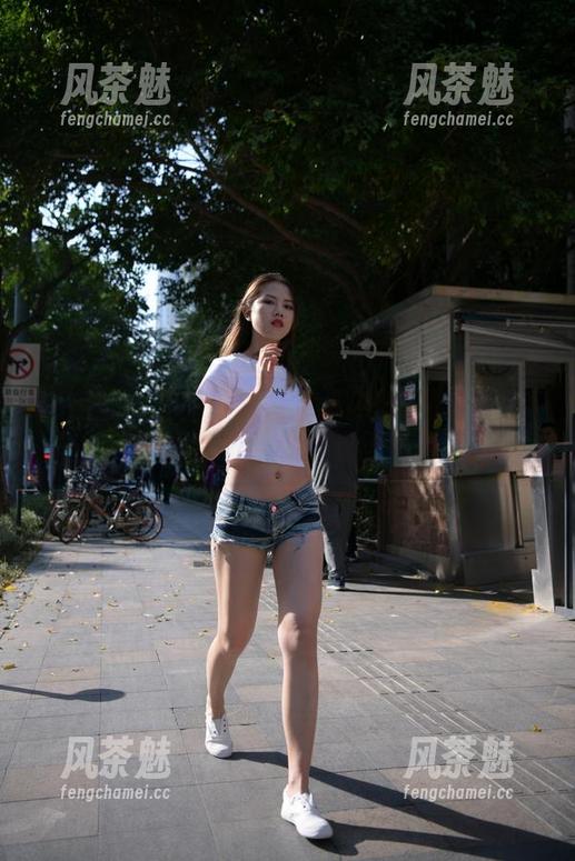 更多蓝色牛仔热裤美女：这是魔镜街拍精选的作品集，细节里透着俏皮