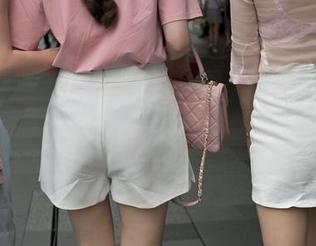 魔镜街拍：表姐的开叉丝袜攻击，全能美图系列写真，保证让你眼前一亮！